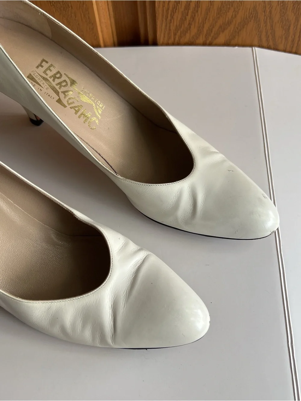 Vintage Salvatore Ferragamo Ivory Leather Kitten Heel Pumps Almond Toe Size 9